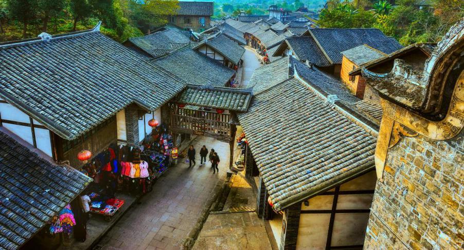 大连女子称在小区商铺开殡葬店遭住户扔垃圾砸玻璃，多方回应